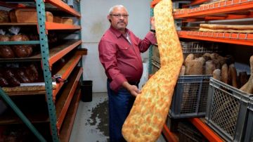 Rafael Eduardo se enorgullece de su pan pizza romana, que mide 72 pulgadas de largo.