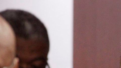 O.J. Simpson recibió la libertad condicional por algunos cargos, pero todavía debe cumplir otras condenas menores por lo que seguirá tras las rejas.