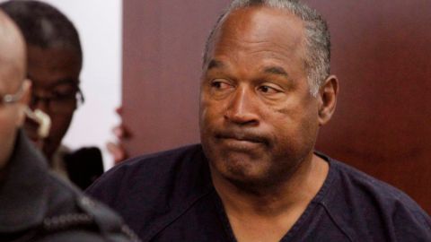 O.J. Simpson recibió la libertad condicional por algunos cargos, pero todavía debe cumplir otras condenas menores por lo que seguirá tras las rejas.