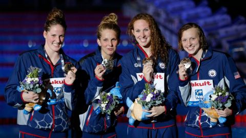 De izquierda a derecha: Missy Franklin, Karlee Bispo, Shannon Vreeland y Katie Ledecky.