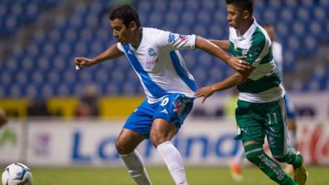 El delantero argentino Alfredo Moreno protege el esférico