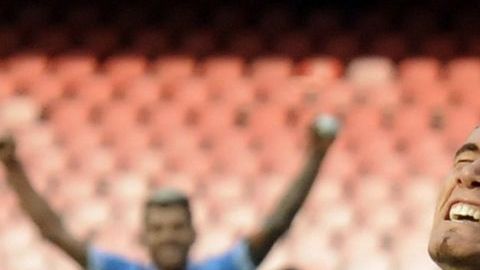 Cavani quería seguir en el Napoli, afirma su padre