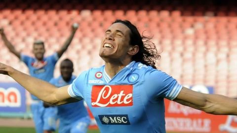 Cavani quería seguir en el Napoli, afirma su padre
