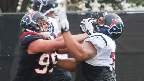 El ala defensiva J.J. Watt (izq) tira un fuerte golpe. Watt, considerado el líder defensivo, acumuló 81 tacleadas y 20 capturas de mariscal durante el 2012.
