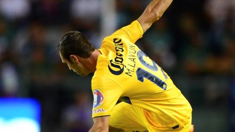 Miguel Layún, autor del gol del América, es frenado por un defensa del León, anoche en el Nou Camp.