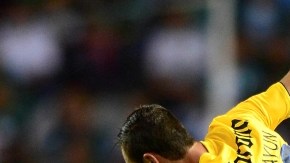 Miguel Layún, autor del gol del América, es frenado por un defensa del León, anoche en el Nou Camp.