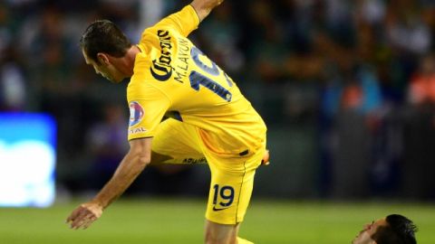Miguel Layún, autor del gol del América, es frenado por un defensa del León, anoche en el Nou Camp.