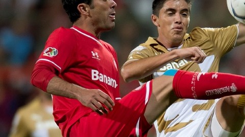Édgar Dueñas  pelea fuerte por el balón ante un defensor de Pumas en el Nemesio Díez.