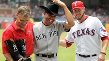 Mariano Rivera (centro) sonríe tras ponerse el sombrero que le regalaron los Rangers de Texas. A la izquierda, John Wetteland y Joe Nathan, disfrutan el momento.