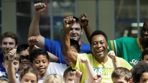 El astro brasileño Pelé posa con un grupo de niños que asistió ayer a una clínica de fútbol en Manhattan.