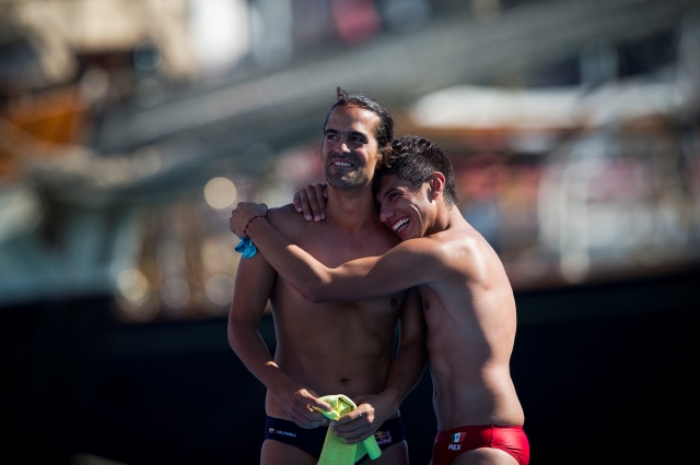 El mexicano Jonathan Paredes (izq.) abraza al colombiano Orlando Duque luego de terminar la prueba de clavados de 27 metros.