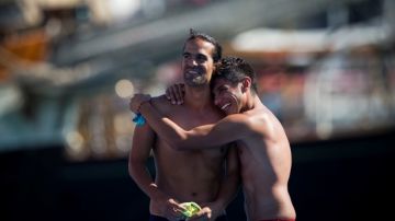 El mexicano Jonathan Paredes (izq.) abraza al colombiano Orlando Duque luego de terminar la prueba de clavados de 27 metros.