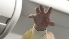 El papa Francisco da una rueda de prensa a bordo del avión que le traslada a Italia.