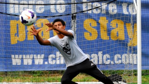 Francisco Larios intenta detener un balón en la portería del FC Harlem.
