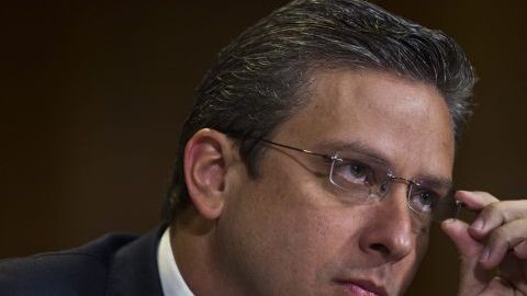 El gobernador de Puerto Rico durante la audiencia del comité senatorial.