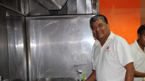 El fundador de los restaurantes La Guelaguetza en Los Angeles, Fernando López, ya puso en marcha Pink Burger en Oaxaca.