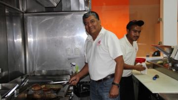 El fundador de los restaurantes La Guelaguetza en Los Angeles, Fernando López, ya puso en marcha Pink Burger en Oaxaca.