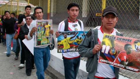 Filas interminables de personas rodean el coliseo General Rumiñahui, para darle el último adiós a Christian Benítez