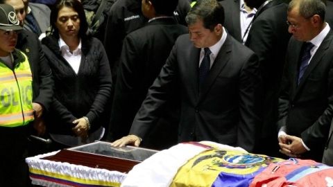 El presidente de Ecuador, Rafael Correa, estuvo presente en la capilla donde son velados los restos de Christian Benítez