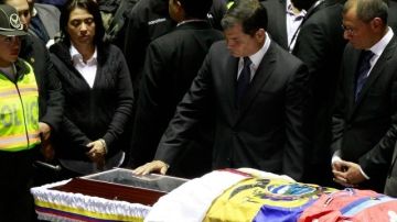 El presidente de Ecuador, Rafael Correa, estuvo presente en la capilla donde son velados los restos de Christian Benítez