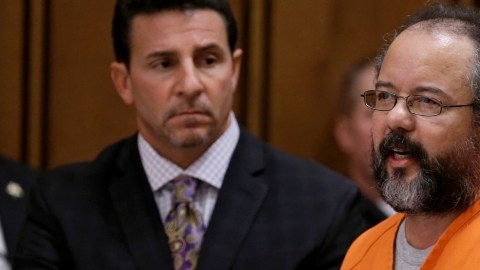 Ariel Castro habla ante el juez durante la jornada de sentencia en Cleveland.