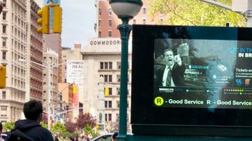 Una viajera entra a una estación de la línea R.