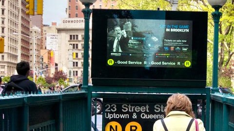 Una viajera entra a una estación de la línea R.