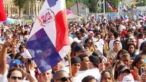 Los participantes visten atuendos típicos y símbolos que representan la bandera de sus países.