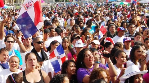 Los participantes visten atuendos típicos y símbolos que representan la bandera de sus países.