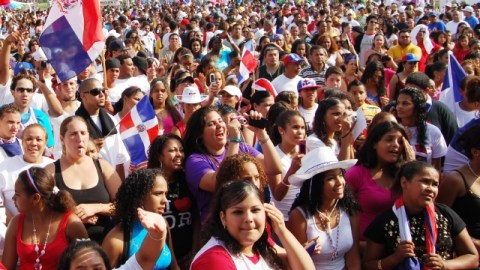 Los participantes visten atuendos típicos y símbolos que representan la bandera de sus países.