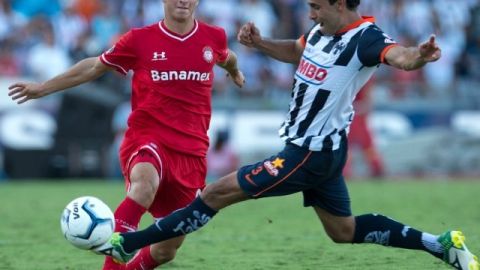 Leobardo López intenta recuperar el esférico