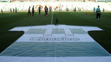 Una gigantesca playera del Santos Laguna con el número 11 fue colocada en la cancha del estadio Corona, en honor a Christian Benítez