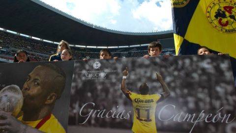 Niños desfilaron con imágenes alusivas a Christian Benítez, previo al arranque del encuentro