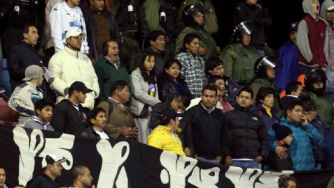 Policías intentas ubicar al sujeto que arrojó la bengala