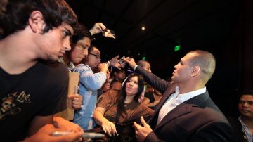 Velásquez le firma autógrafos a sus fanáticos en el estadio Nokia, de Los Angeles.
