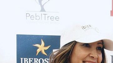 Eva Longoria y las fundadoras del evento benéfico"The Global Gift Gala", María Bravo (i) y Alina Peralta.