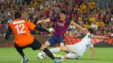 Lio Messi se sacude la marca del defensa del Santos y se apresta a fusilar al portero brasileño ayer en el Camp Nou.
