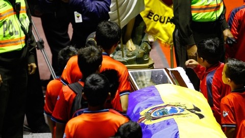 Un grupo de pequeños jugadores rinden honores al futbolista ecuatoriano Christian Benitez en Quito.
