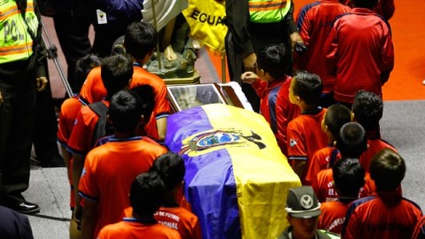 Un grupo de pequeños jugadores rinden honores al futbolista ecuatoriano Christian Benitez en Quito.