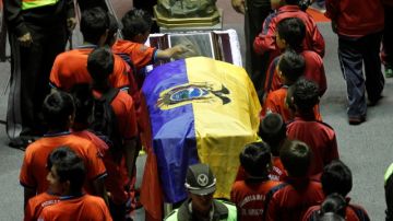 Integrantes de la Academia de El Nacional, donde se inició el goleador ecuatoriano, hacen una corte de honor alrededor del féretro, donde reposan los restos mortales de Christian Benítez, cubierto por la bandera del Ecuador.