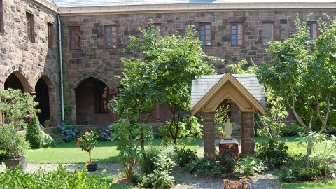 El jardín principal del  monasterio del Sagrado Sacramento de los frailes franciscanos en Newark.
