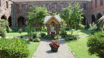 El jardín principal del  monasterio del Sagrado Sacramento de los frailes franciscanos en Newark.