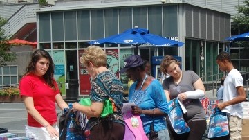 En 2012, la organización logró reunir 13,500 mochilas que distribuyeron en 150 refugios de la ciudad.