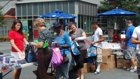 En 2012, la organización logró reunir 13,500 mochilas que distribuyeron en 150 refugios de la ciudad.