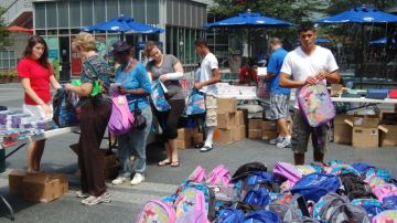 En 2012, la organización logró reunir 13,500 mochilas que distribuyeron en 150 refugios de la ciudad.