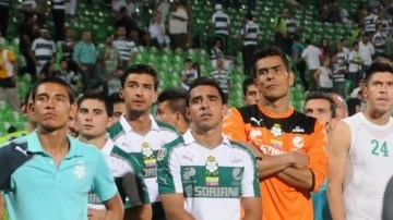 Los jugadores y directiva del Santos le brindaron un emotivo homenaje a Christian Benítez