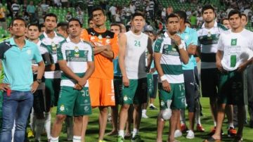 Los jugadores y directiva del Santos le brindaron un emotivo homenaje a Christian Benítez