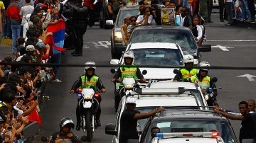 El féretro de 'Chucho' Benítez es llevado al Camposanto Monteolivo.