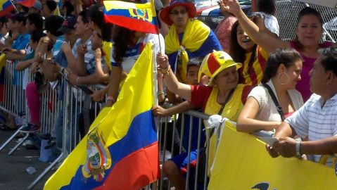 Los ecuatorianos residentes en la ciudad Nueva York realizaron este domingo el tradicional desfile por las calles de Jackson Heights, en Queens, para conmemorar la independencia de su país.