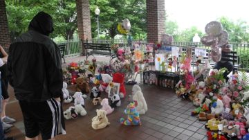 Numerosos peluches fueron agregados ayer al altar levantado en la escena de la tragedia, en West New York, Nueva Jersey, por la pequeña Ángela Paredes.